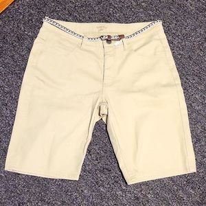 Rider's Lee women's kaki short with belt, beige color, size medium.